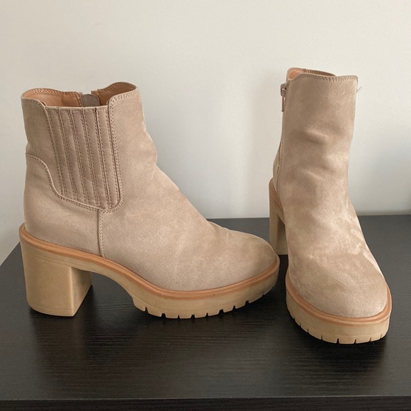 Universal Thread Tan Heeled Boots - Picture 1 of 6